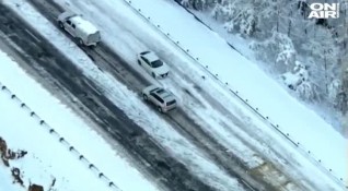 Сняг блокира части на САЩ и предизвика хаос по пътищата 200