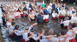 Снимка БГНЕСС многолюдно шествие калоферци нагазиха във водите на река