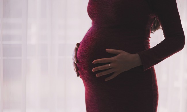 Бременна загуби бебето си, докато чака резултат от COVID тест