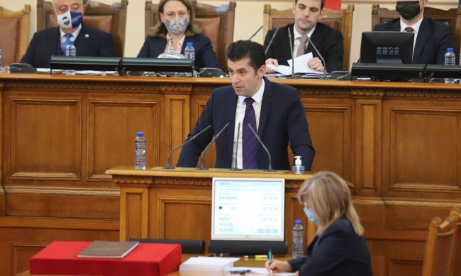 Премиерът Петков и министри на блицконтрол в парламента
