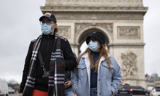 Десетки хиляди са по улиците на Франция срещу ваксинационния сертификат 