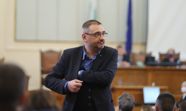 Депутат на Слави готви скандал в НС, няма да покаже зелен сертификат 