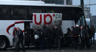 Опашка от автобуси на сръбско унгарската граница Наши сънародници пътуващи към