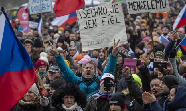 Хиляди на протест срещу задължителната COVID ваксина в Чехия