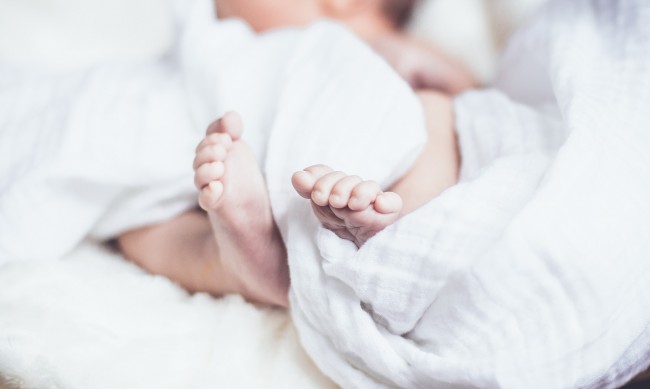 Бебе на 5 месеца от Шуменско е заразено с COVID-19