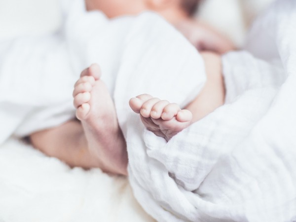 Бебе на 5 месеца от Шуменско е заразено с COVID-19.