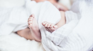 Бебе на 5 месеца от Шуменско е заразено с COVID 19