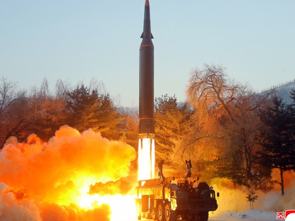 Северна Корея изстреля днес реактивен снаряд, който предполагаемо е балистична