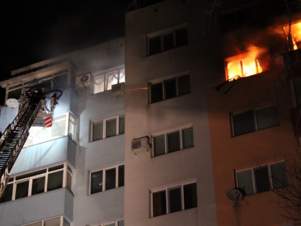 Част от семействата от опожарения блок в Благоевград все още