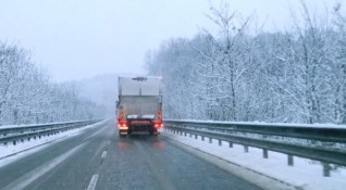 Обилният снеговалеж създаде проблеми за шофьорите на Северозапад съобщи bTV Движението