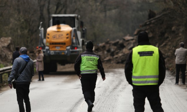 Срутище на скална маса блокира пътя София-Самоков