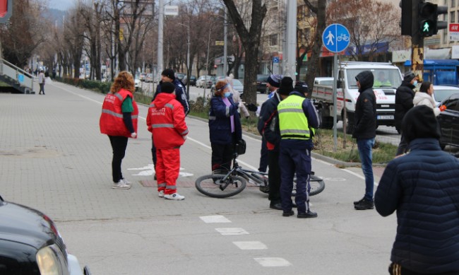 Велосипедист пострада след удар с кола на кръстовище в Благоевград