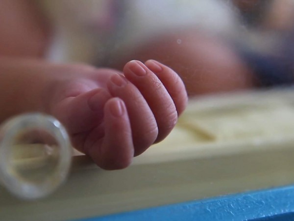 Все повече бебета влизат в болница с Омикрон в сравнение