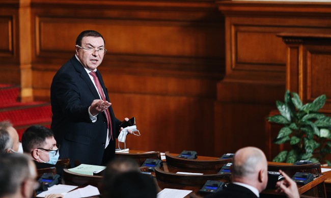 Ангелов: В парламента сме натъпкати като сардели, имаме по-голяма зала