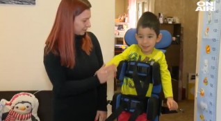4 годишният Виктор е с диагноза детска церебрална парализа Лекари в