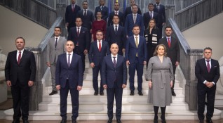 Днес в 10 00 часа българско време досегашният премиер на Република
