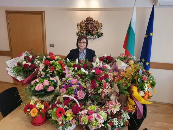 Вицепремиерът и министър на икономиката и индустрията Корнелия Нинова празнува