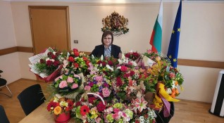 Вицепремиерът и министър на икономиката и индустрията Корнелия Нинова празнува