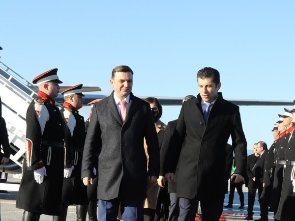 Премиерът Кирил Петков пристигна на еднодневно посещение в Скопие. На