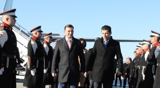 Премиерът Кирил Петков пристигна на еднодневно посещение в Скопие На