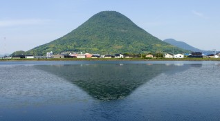 Сгушен сред гористи планини извън град Фукушима се намира малкият
