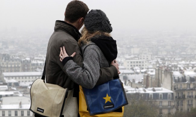Французите преодоляват страха си от COVID, отново се женят
