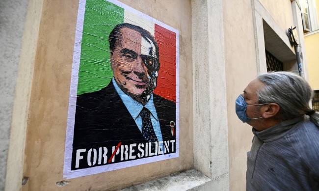 Берлускони примамва гласоподаватели с гласа си като на Франк Синатра