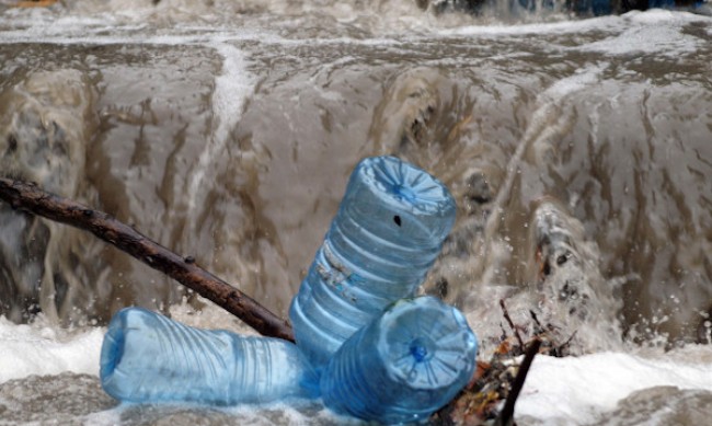 Черна вода потече в няколко реки, има ли риск от екокатастрофа?