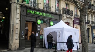 Франция облекчава прогресивно антиковидните рестрикции от 2 февруари обяви вчера