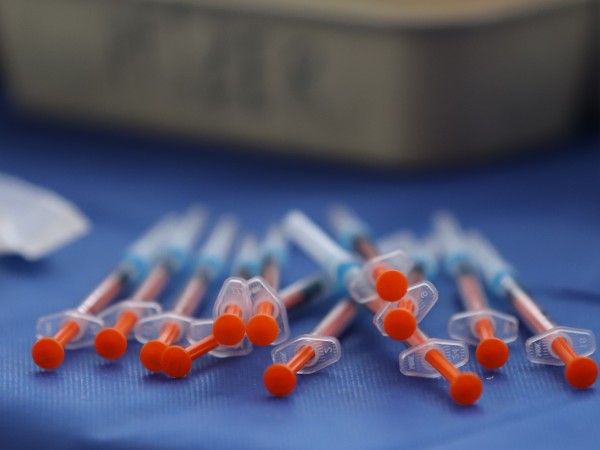 Българското правителство подари 258 570 ваксини от Pfizer BioNtech на Босна