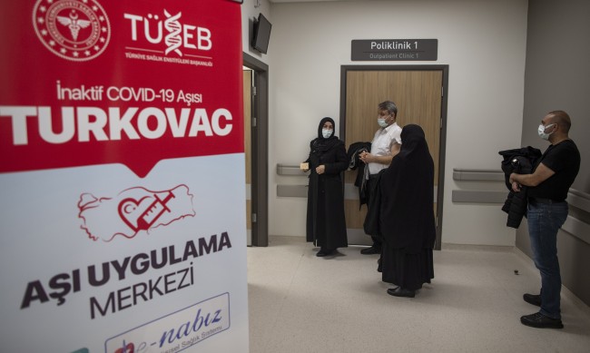 Омикрон вършее на Балканите, отчитат се рекорди на новите случаи