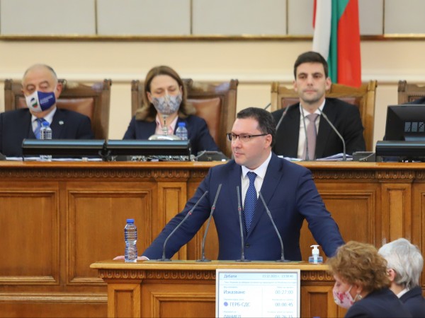 Министър-председателят Кирил Петков ще пристигне в Народното събрание, за да