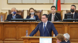 Министър председателят Кирил Петков ще пристигне в Народното събрание за да