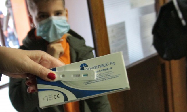 Медици: Притеснително е високият брой заразени деца!