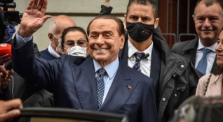 Бившият премиер на Италия Силвио Берлускони обяви решението си да