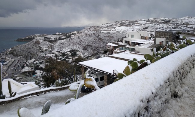Бурята "Елпида" затвори училища, сняг на Миконос