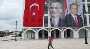 Сравняването на основателя на турската република Мустафа Кемал Ататюрк и