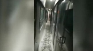 Заснежени вагони в бързия влак от Варна за София Кадри