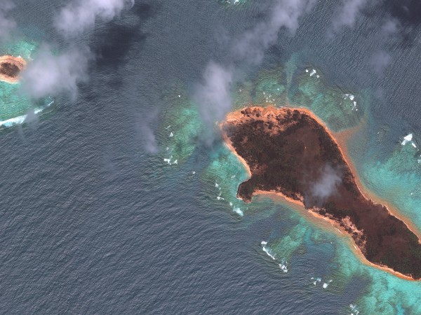 Вулканично изригване в Тонга, което предизвика цунами, e било стотици