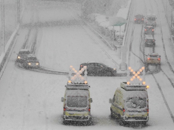 Силна снежна буря обърка автомобилния и въздушния транспорт в гръцката