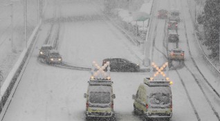 Силна снежна буря обърка автомобилния и въздушния транспорт в гръцката