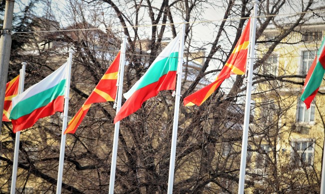Македонизъм, бизнес и национални интереси