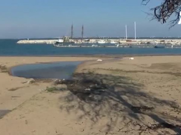 Община Созопол и жители на Черноморец сигнализират за изчезнал плаж