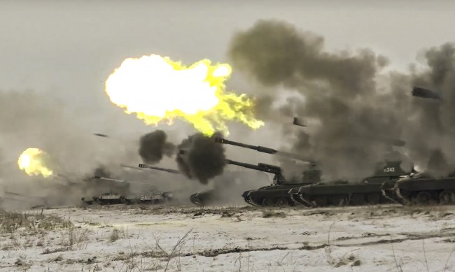 Военни маневри на Русия близо до Украйна и в анексиран Крим