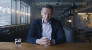 Документален филм за Алексей Навални който на косъм оцеля при