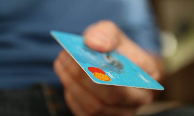 Пощенска банка: През 2021 г. българите заложиха на удобството на картовите плащания 