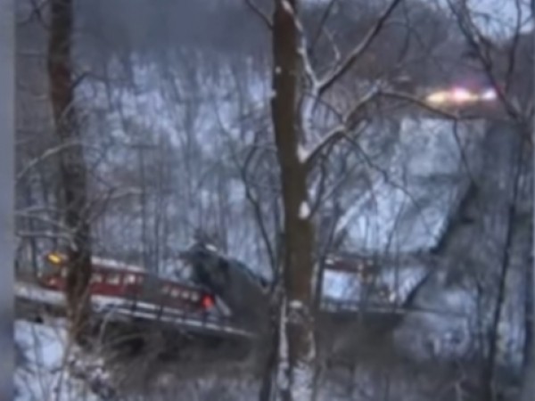Затрупан със сняг мост в Питсбърг, Пенсилвания, се срути тази