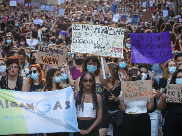 Хиляди жени демонстрираха в центъра на уругвайската столица Монтевидео срещу