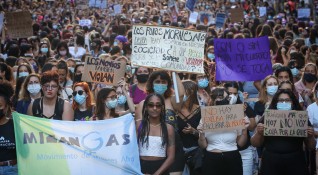 Хиляди жени демонстрираха в центъра на уругвайската столица Монтевидео срещу