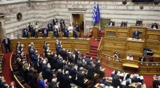 Консервативното правителство на Гърция оцеля днес след поискания вот на